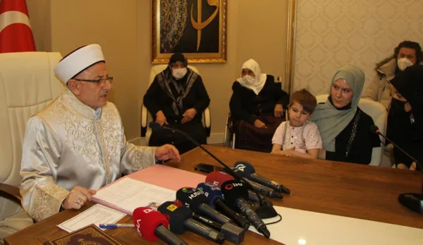 alman-vatandasi-seidel-fabienne-esinin-dinini-secip-musluman-oldu-1645537848527.jpg Alman vatandaşı Seidel Fabienne eşinin dinini seçip Müslüman oldu-5