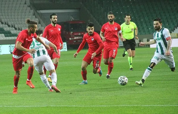 giresunspor-ile-ankara-keciorengucu-karsilasmasinda-futbolcular-mac-esnasinda-oruclarini-acti-1618349333674.jpeg Giresunspor ile Ankara Keçiörengücü karşılaşmasında futbolcular maç esnasında oruçlarını açtı-4