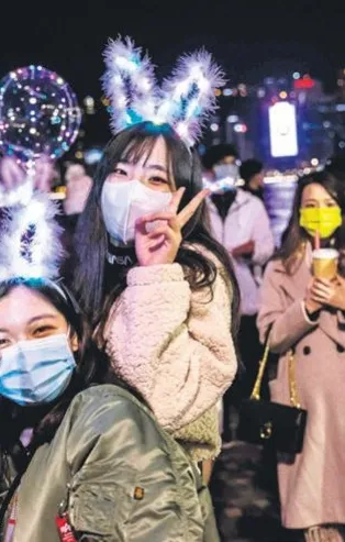 Koronavirüsün sıfır noktası Vuhan'da eğlence sınır tanımadı! Sosyal mesafeyi yok saydılar