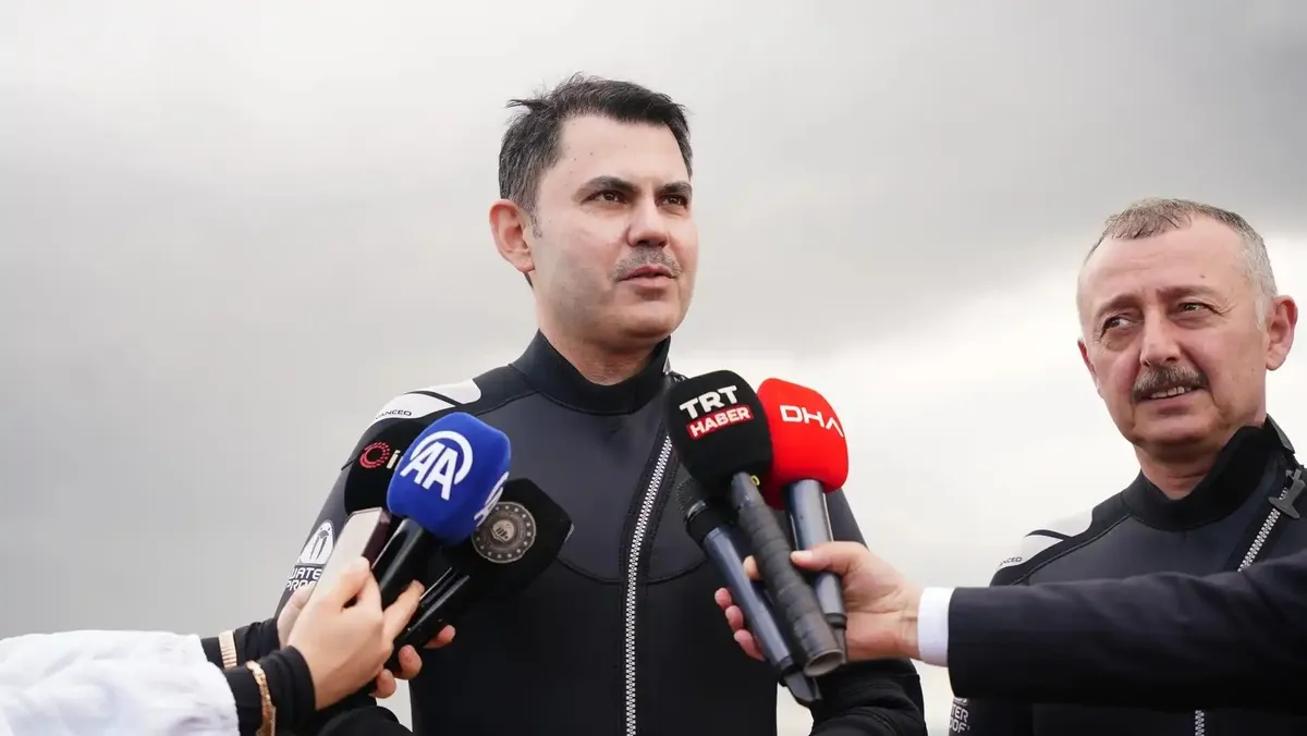 dunyada-ilk-bakan-kurum-dip-camuru-temizligi-yapilan-izmit-korfezine-daldi-denizin-dibinde-ekosistemin-yeniden-1781421568075.jpeg Bakan Kurum dip çamuru temizliği yapılan İzmit Körfezi'ne daldı: "Denizin dibinde ekosistemin yeniden canlandığını gördük"-6