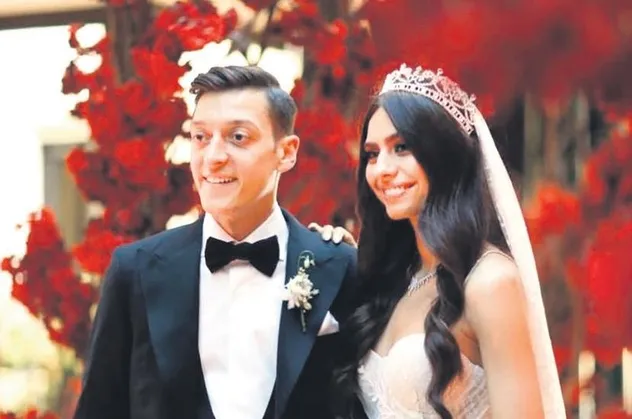 Mesut Özil ile Amine Gülşe evliliklerinin birinci yılını aşk dolu cümlelerle kutladı