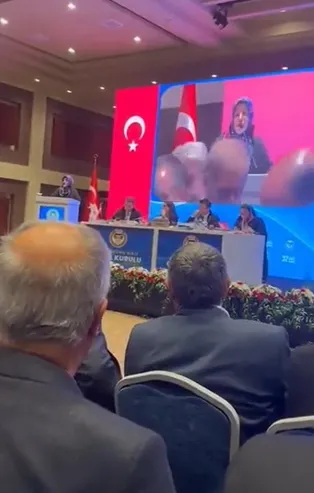 Türkiye Barolar Birliği'nde skandal görüntü! Başörtülü divan üyesi kürsüye çıkınca salonu terk ettiler