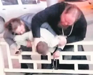 Rahip haç kolyesiyle adam dövdü