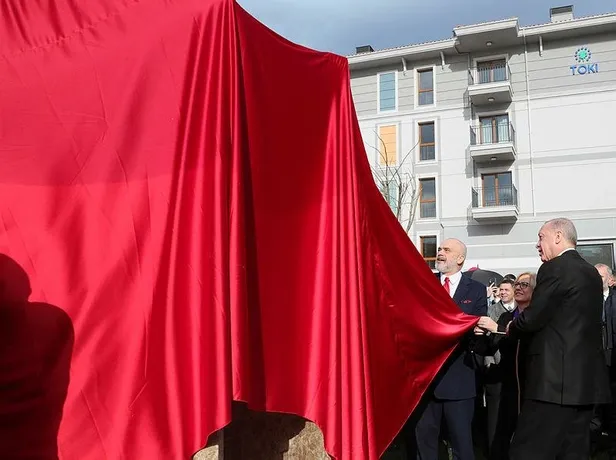 Başkan Erdoğan’ın adı Arnavutluk’ta bir meydana verildi-4