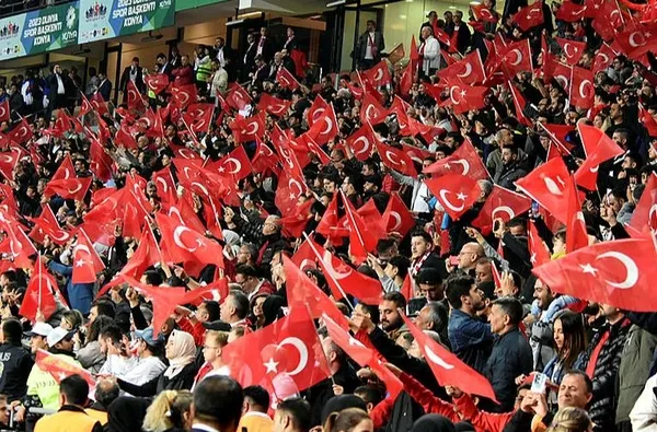 1697407222161.jpeg Vincenzo Montella'dan galibiyet sonrası mutluluk sözleri! "Bu takımın başında olmaktan dolayı gurur duyuyorum"-2