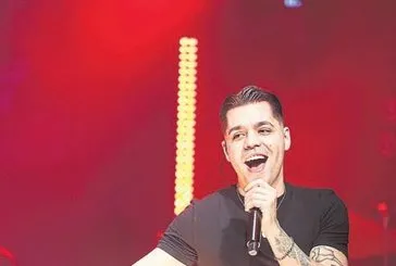 Emir Can İğrek’ten Beyoğlu’nda müthiş performans!