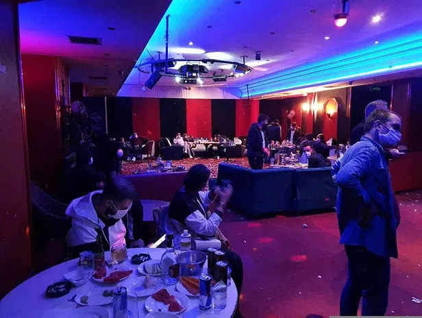 Adana'da saat 22.00'den sonra açık olan eğlence mekanına polis baskını! 25 kişiye para cezası kesildi-5