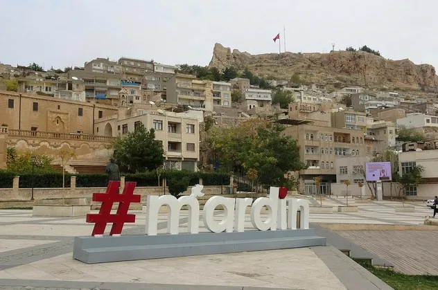 Madrid'e gitmek isterken kendilerini Mardin'de buldular! Filmleri aratmayan olay
