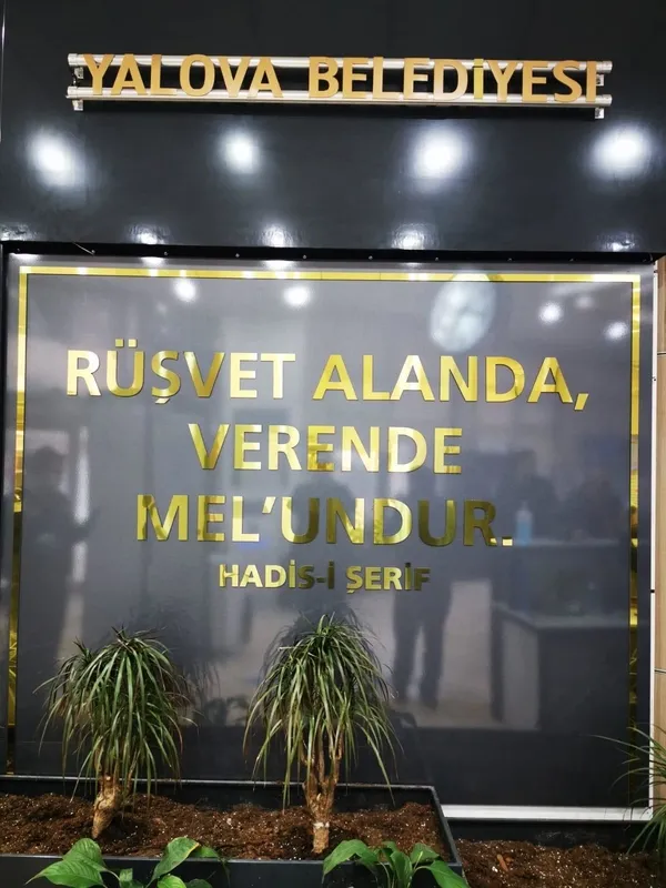 Yalova Belediyesi’nin girişine asıldı: Rüşvet alan da, veren de mel'undur-1