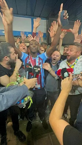 trabzonspor-taraftari-yeni-transfer-nicolas-pepeyi-coskuyla-karsiladi-1694385331458.jpeg