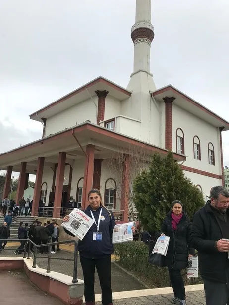 CHP'li Zeydan Karalar'dan bir skandal daha! Adana Büyükşehir Belediyesi personelleri cami çıkışında yandaş gazete dağıtıyor!-1