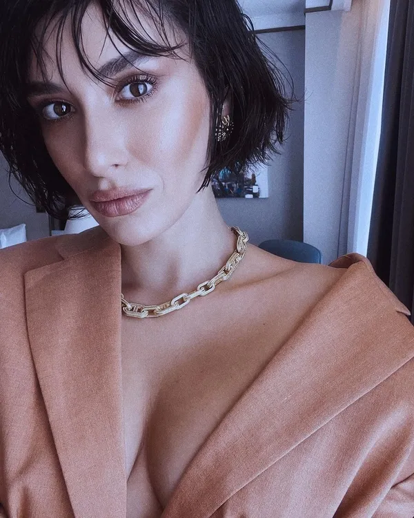 annemizi-saklarkenin-handani-hande-dogandemir-tarziyla-olay-oldu-super-minisi-ve-uzun-cizmeleriyle-verdigi-poza-yorum-yagdi-1639781312039.jpg Annemizi Saklarken’in Handan’ı Hande Doğandemir tarzıyla olay oldu! Süper minisi ve uzun çizmeleriyle verdiği poza yorum yağdı-9