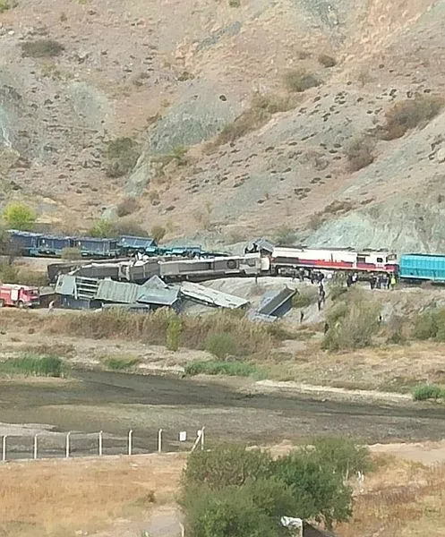 Son dakika: Ankara'da iki tren çarpıştı: 2 ölü-1