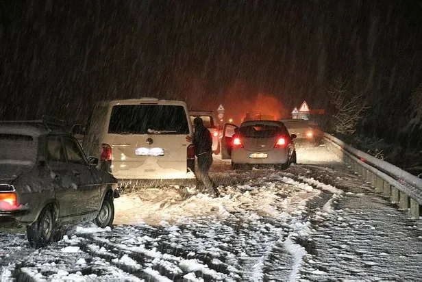 denizli-antalya-kara-yolu-yogun-kar-yagisi-nedeniyle-cift-yonlu-olarak-ulasima-kapatildi-1646247395086.jpeg Denizli- Antalya kara yolu yoğun kar yağışı nedeniyle çift yönlü olarak ulaşıma kapatıldı-2