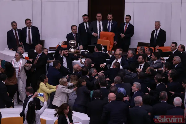 Filistin oturumuna mazeret sunan CHP lideri Özgür Özel Can Atalay için seke seke Meclis'e geldi! Bir de üstüne DEM Grubu'na gitti - 19