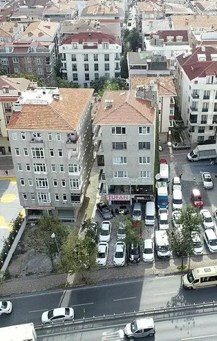 Avcılar'da kabus apartmanı! 27 yıl önce yan yatan bina bir türlü yıktırılamadı