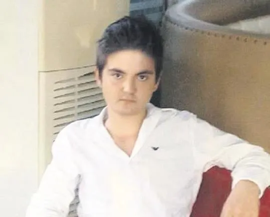 Kendini tavana astı