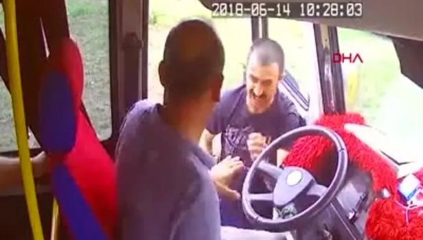 Minibüste kanlı olay! Yolcu kavgası yüzünden dehşet saçtı! Camlar yolcuların üzerine düştü