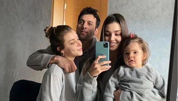 Hande Erçel ile kardeşi Gamze Erçel sevinç ve hüznü bir arada yaşadı! Bir süredir tedavi olan Mavi’nin...