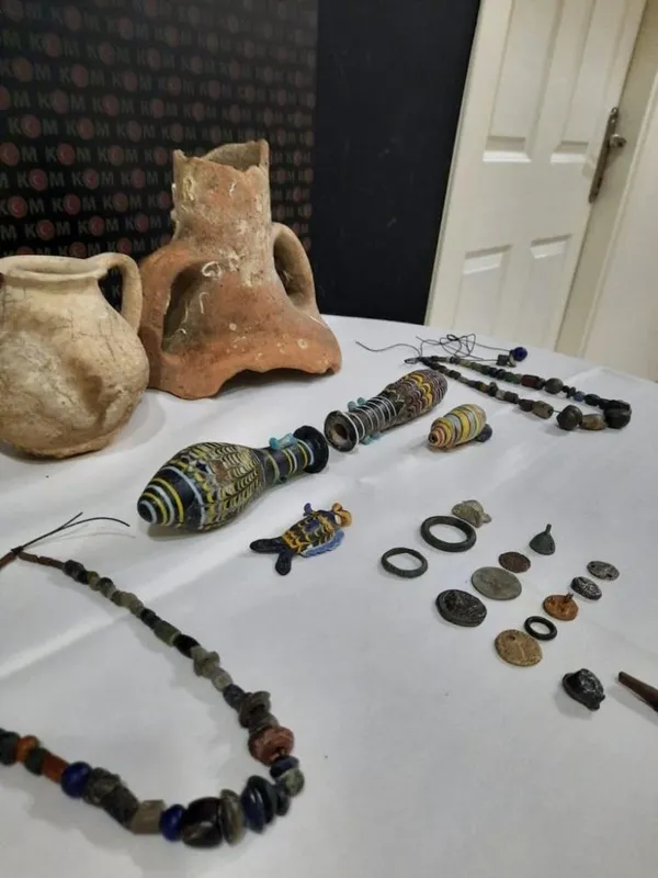 son-dakika-istanbulda-operasyon-237-parca-tarihi-eser-ele-gecirildi-1624691907204.jpg SON DAKİKA: İstanbul'da operasyon! 237 parça tarihi eser ele geçirildi-3