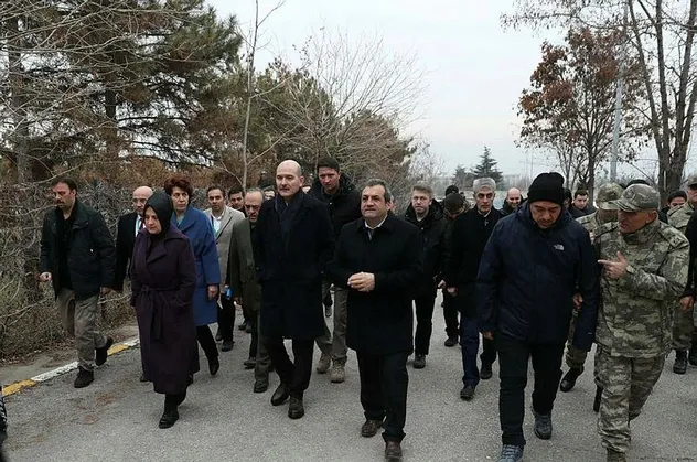 Son dakika: Bakan Soylu, Elazığ'da konteyner kent kurulacak alanda inceleme yaptı