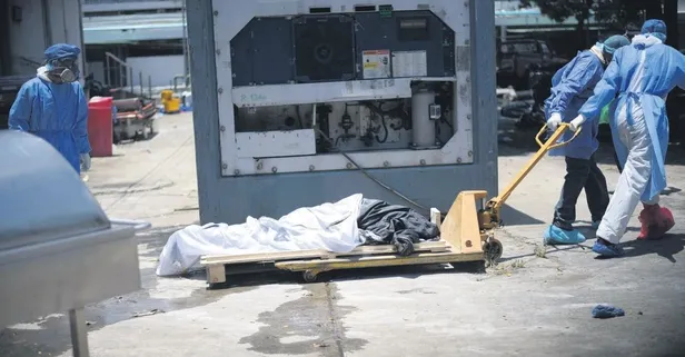 Ekvador'da Coronavirüs'ten ölenlerin cesetleri paletlerle toplanıyor