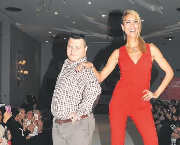 Podyumlar manken gördü