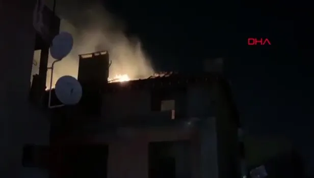Kadıköy'de çatı katı alev alev yandı