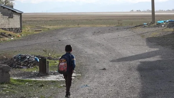 kuduz-kopegin-isirdigi-cocugun-koyunde-korku-hakim-basibos-kopekler-cirit-atiyor-1667630310878.jpeg Kuduz köpeğin ısırdığı çocuğun köyünde korku hakim: Başıboş köpekler cirit atıyor-10