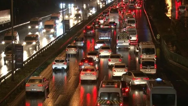 Son dakika: İstanbul'da trafik yağmurun da etkisiyle durma noktasına geldi-4