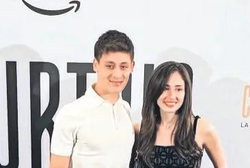 Milli futbolcumuz Arda Güler ve sevgilisi Duru Nayman davette boy gösterdi
