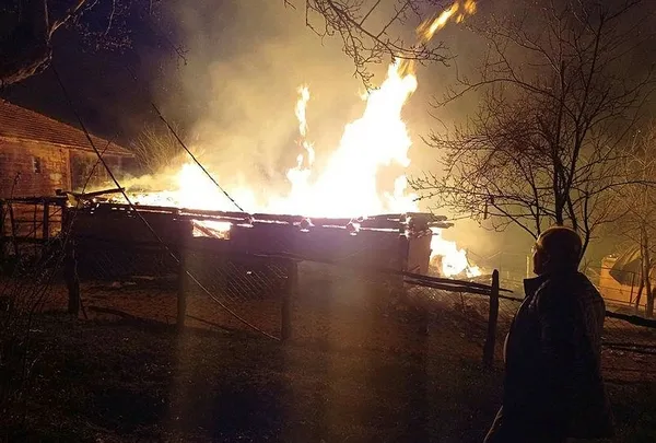 kastamonunun-pinarbasi-ilcesinde-yangin-3-ev-alevlere-teslim-oldu-2-kisi-hayatini-kaybetti-1619562446501.jpeg Kastamonu'nun Pınarbaşı ilçesinde yangın: 3 ev alevlere teslim oldu, 2 kişi hayatını kaybetti-2