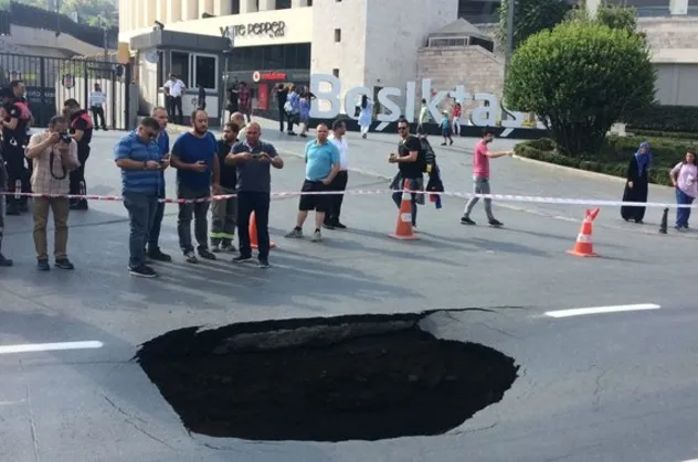 Dolmabahçe'de yol çöktü