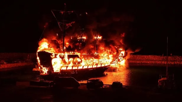 alanyada-4-gezi-teknesinde-yangin-alev-topuna-donduler-1629065112305.jpeg Alanya’da 4 gezi teknesinde yangın! Alev topuna döndüler-2