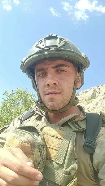 sehit-uzman-onbasi-muhammed-karacam-son-yolculuguna-ugurlandi-1663856822076.jpeg Şehit Uzman Onbaşı Muhammed Karaçam son yolculuğuna uğurlandı-2