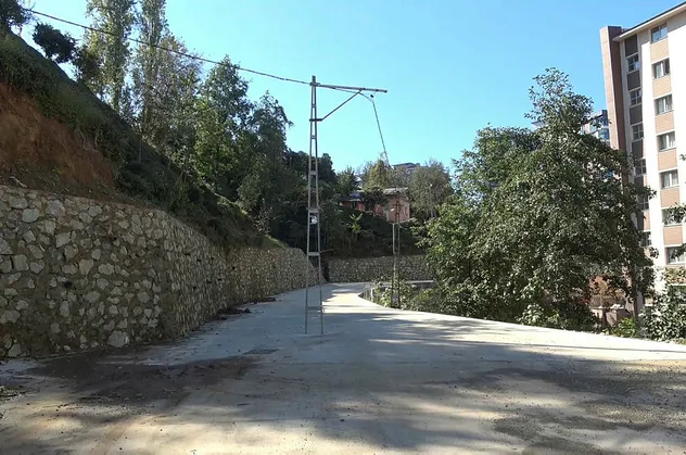 Rize'de bir garip olay! Yolun ortasındaki elektrik direği kazalara davetiye çıkarıyor!