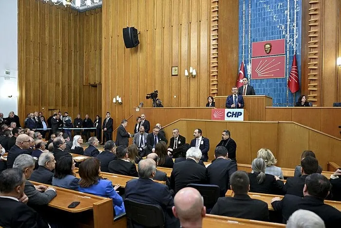 chpde-kriz-bitmiyor-vekillerin-onsecim-rahatsizligi-ozgur-ozel-kemal-kilicdaroglunun-adayi-orhan-sumeri-nasil-1705733542244.jpeg CHP'de kriz bitmiyor! Vekillerin önseçim rahatsızlığı... Özgür Özel Kemal Kılıçdaroğlu'nun adayı Orhan Sümer'i nasıl tehdit etti?-3