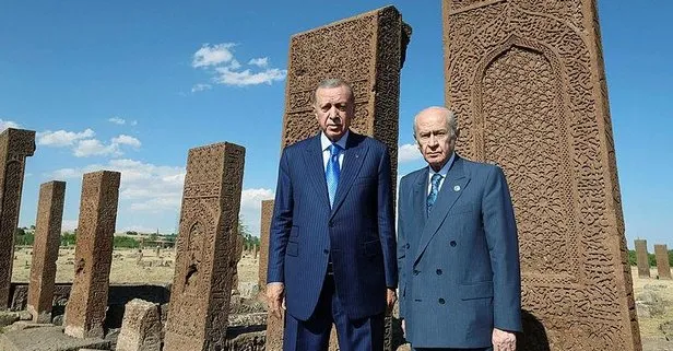 Başkan Erdoğan ve MHP lideri Devlet Bahçeli Ahlat’ta Selçuklu Meydan Mezarlığı’nı ziyaret etti