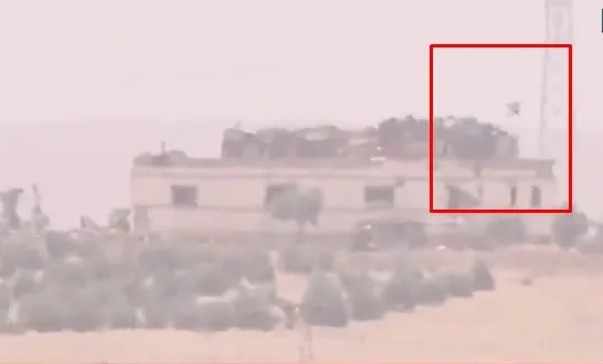 a-haber-suriyede-teror-mevzilerini-goruntuledi-sozde-karargaha-rejim-bayrakli-kamuflaj-keskin-nisanci-ve-teror-1654260658060.jpg A Haber Suriye'de terör mevzilerini görüntüledi! Sözde karargaha rejim bayraklı kamuflaj! Keskin nişancı ve teröristler...-2