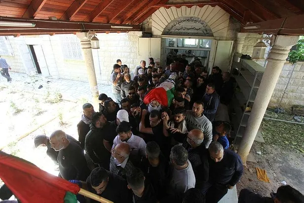 israil-askerlerinin-actigi-ates-sonucu-bati-seriada-20-yasindaki-bir-filistinli-genc-yasamini-yitirdi-1649887303767.jpeg İsrail askerlerinin açtığı ateş sonucu Batı Şeria'da 20 yaşındaki bir Filistinli genç yaşamını yitirdi-2