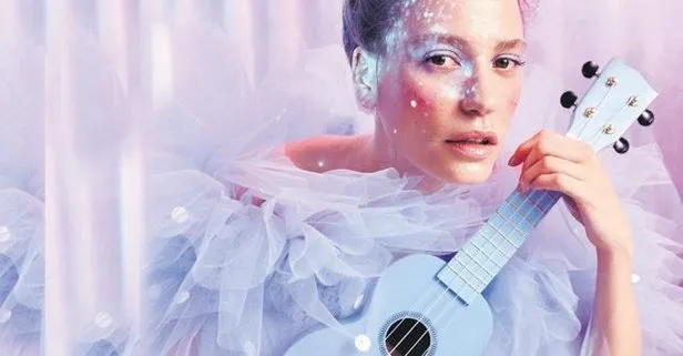 Serenay Sarıkaya’nın ukelele hep elinde