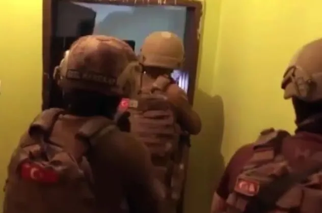 Muğla'da film gibi operasyon! Kendilerini polis, avukat ve savcı olarak tanıtarak milyonluk vurgun yapan çete enselendi!