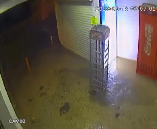 CHP'li Bodrum Belediyesi'nde altyapı rezaleti! İsale hattı patladı: İş yerlerini su bastı araçlar hasar gördü-3