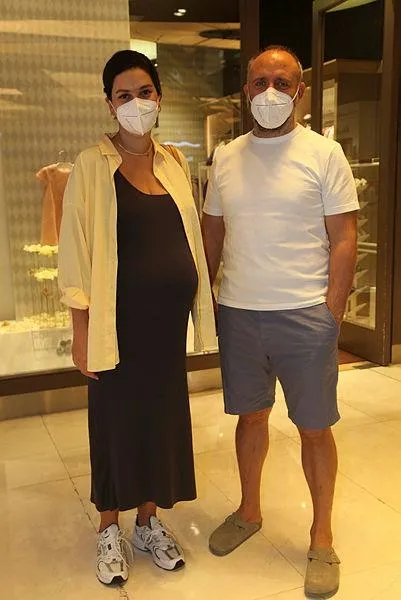 ucuncu-kez-anne-olan-berguzar-korel-26-gunluk-leylayi-gezintiye-cikardi-1638125380298.jpeg Üçüncü kez anne olan Bergüzar Korel 26 günlük Leyla'yı gezintiye çıkardı-2