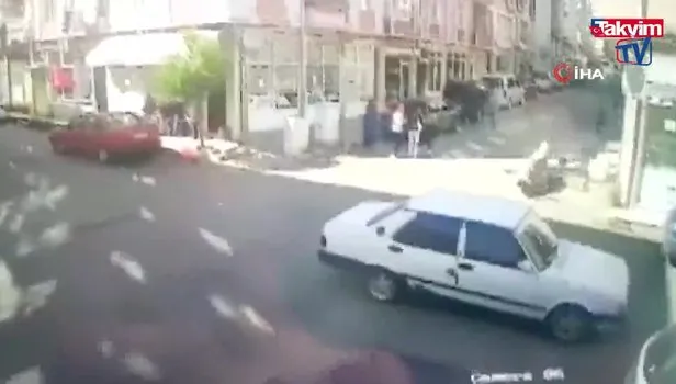 Dikkatsizliğin kazayla sonuçlandığı anlar kamerada