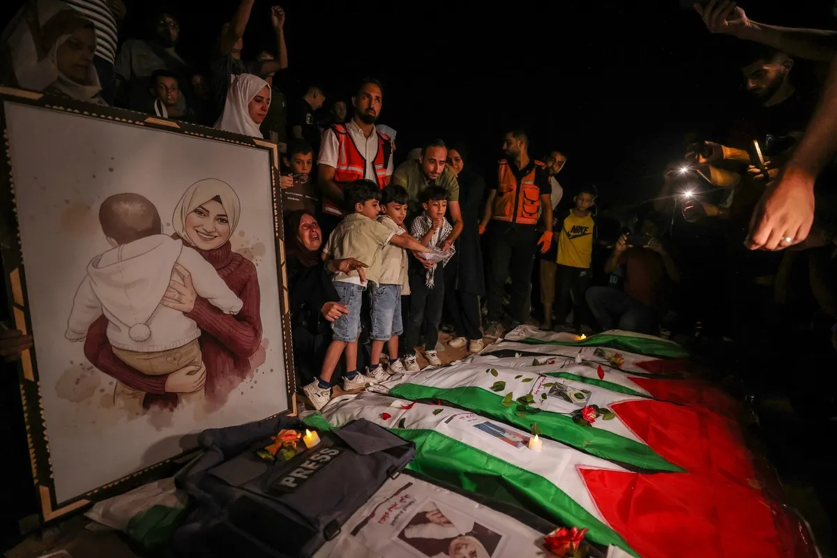 1790970687452.jpeg Gazze'de 3 yıl sonra enkazdan çıkarılan 105 şehide veda: 13 aylık bebek annesinin kucağında bulundu-6