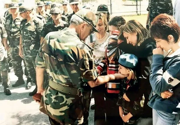 1637560368050.jpg Şehit Ali Bezik'in cenazesine mavi bere ile katılan kızı Batın Bezik komando oldu-4