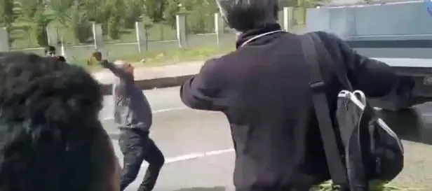 hdpkkli-alican-onluden-alcak-provokasyon-pkk-uyesi-aysel-doganin-cenazesinde-polise-tas-atti-1652544586754.jpeg HDPKK'lı Alican Önlü'den alçak provokasyon! PKK üyesi Aysel Doğan'ın cenazesinde polise taş attı-2