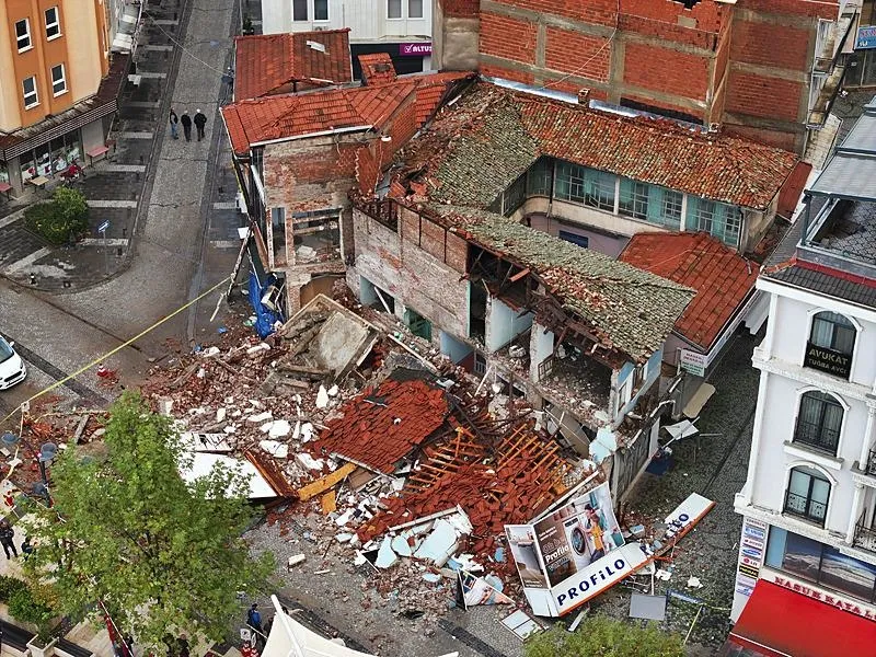 Yıkılan binalar havadan görüntülendi. (AA)