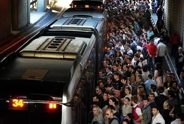 Metrobüs durağında sapık!